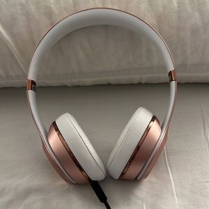 Beats Solo 3 wireless rose gold